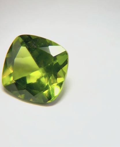 Peridot - Radiant  Cut | 3.15 Carat